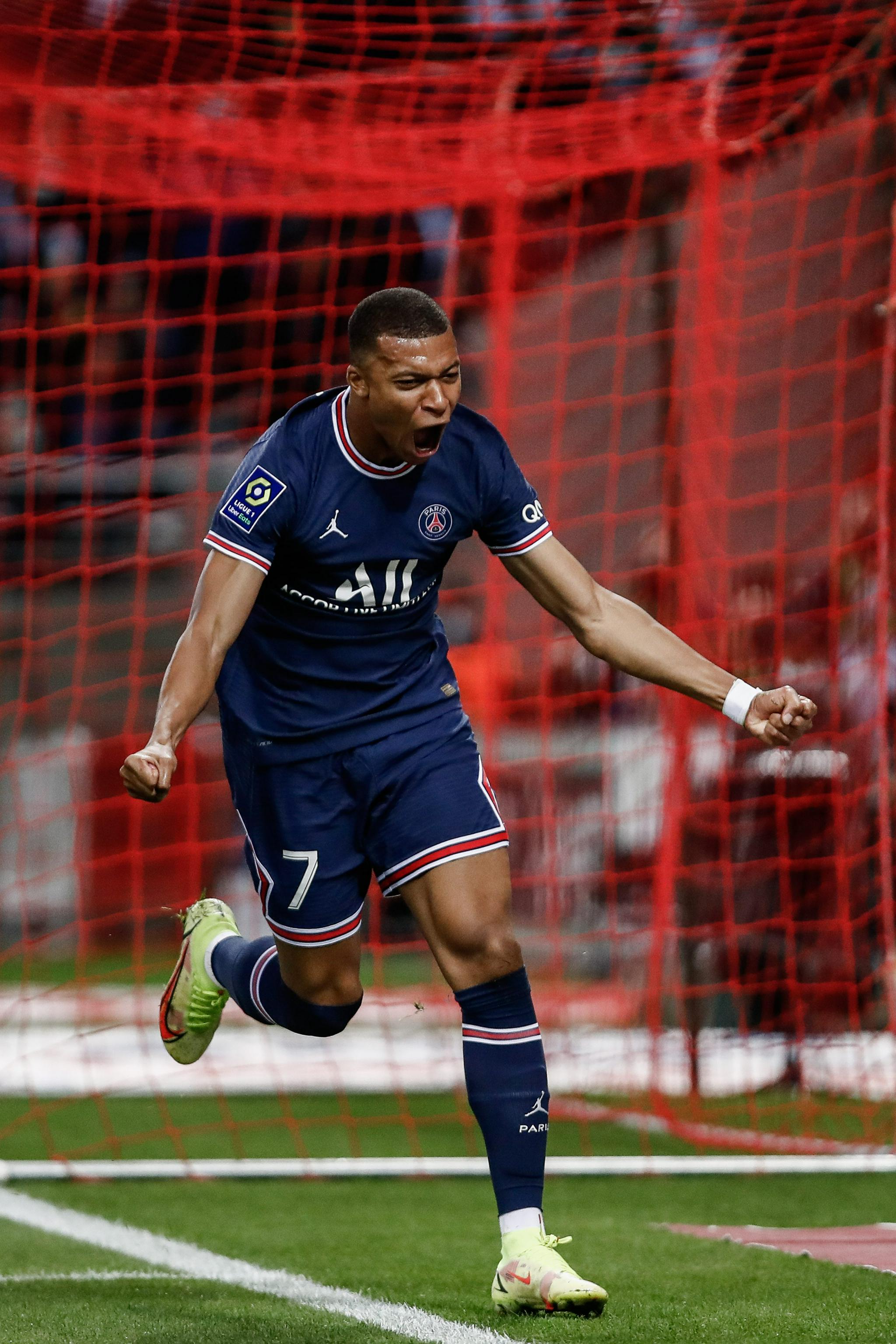 中甲身价榜：居伊-姆本扎200万欧榜首，向余望国内球员第1（中甲身价排名：居伊-姆本扎以200万欧居首，向余望居本土第一）