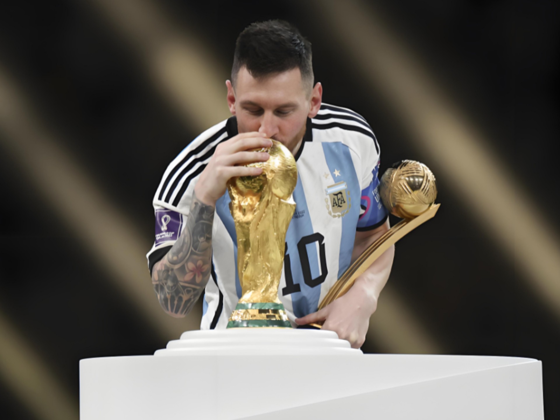 姆巴佩：于帕在本赛季属于世界最佳后卫，受到关注是很正常的（姆巴佩：于帕本赛季跻身世界顶级后卫，备受关注并不意外）