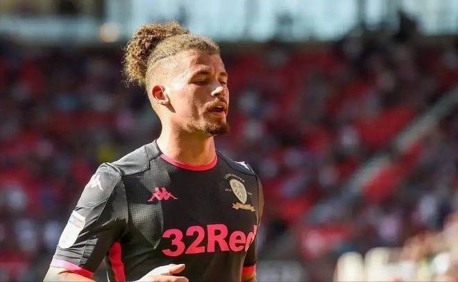 C罗未婚妻乔治娜点赞梅西妻子安东内拉夺冠帖（C罗未婚妻乔治娜为梅西妻子安东内拉夺冠动态点赞）